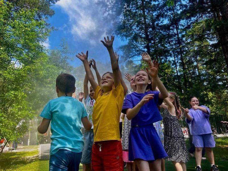 В Свердловской области запустили масштабную летнюю оздоровительную кампанию для детей  | Около 94 тысяч детей Свердловской области отправятся в летние лагеря  