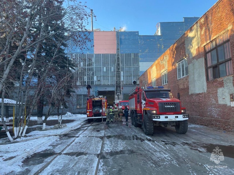 В Екатеринбурге загорелся цех из-за нарушения правил безопасности | Свердловские пожарные ликвидировали возгорание кровли цеха