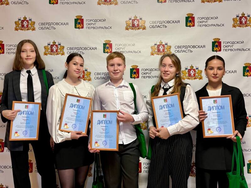 В Первоуральске наградили победителей конкурса сочинений | Мэр Первоуральска наградил школьников за лучшие сочинения