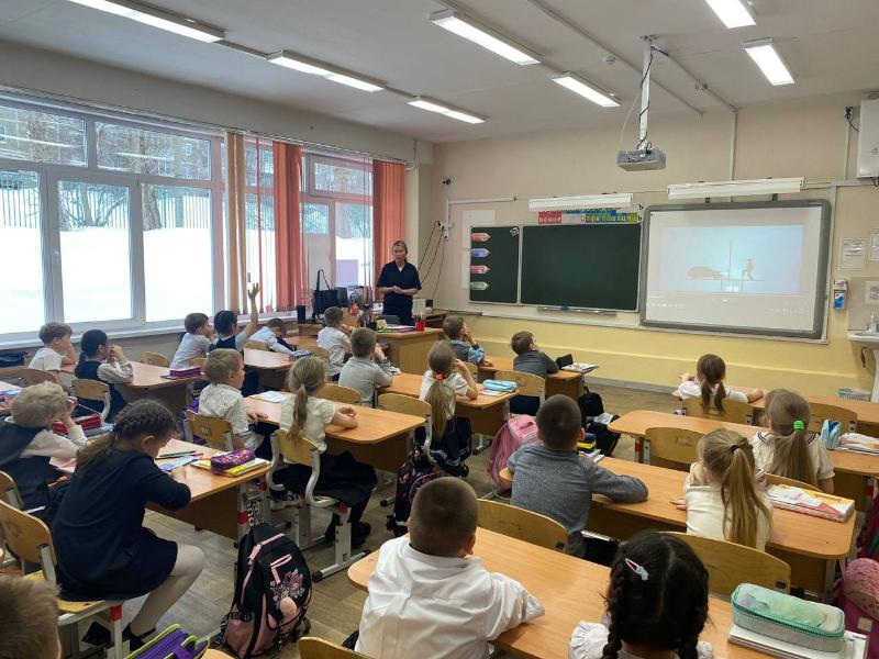 Первоуральские полицейские рассказали школьникам об опасностях на дорогах | В Первоуральске сотрудники ГАИ провели лекцию для школьников