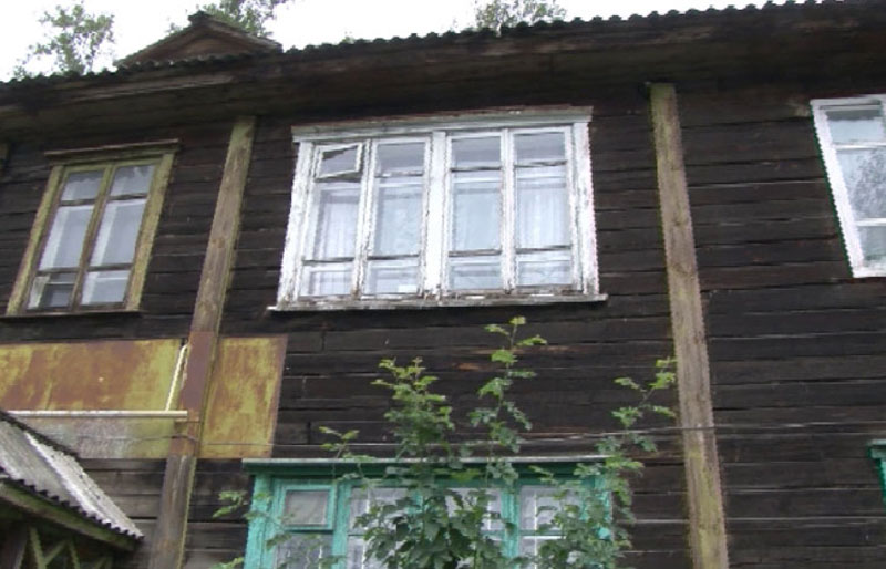 «Дом рушится, а переселения нет»: как живут люди в аварийной двухэтажке Первоуральска | В Первоуральске власти предложили жильцам аварийного дома подождать расселения семь лет