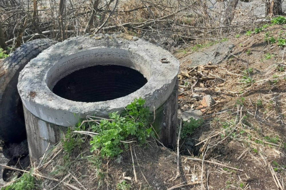 В Первоуральске решили проблему, от которой местные жители страдали долгое время | Жителям Урала помогли решить проблему с разливом канализации