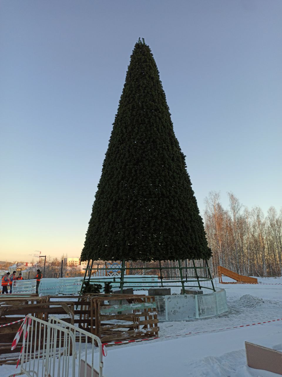 В Первоуральске заканчивают монтаж главной ёлки