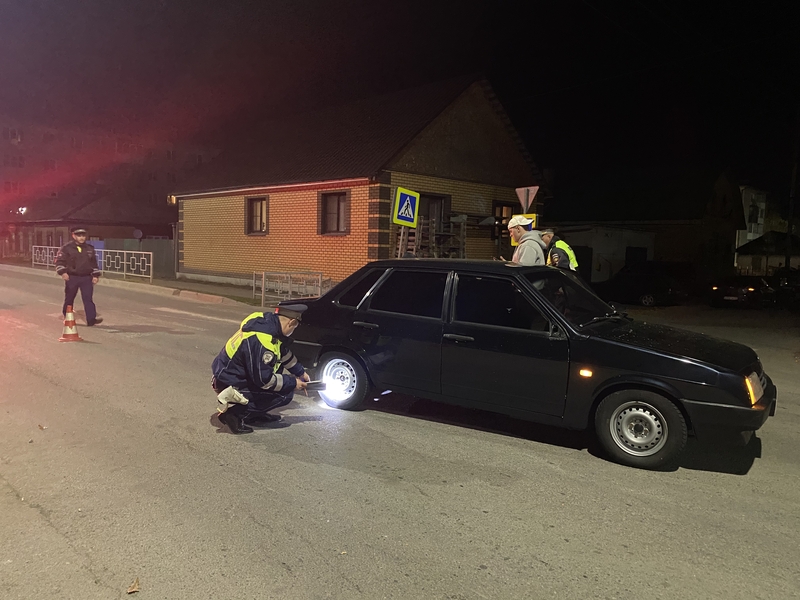 В Свердловской области «ВАЗ» сбил пешехода, переходящего дорогу | Свердловчанин не уступил дорогу пешеходу и отправил его в больницу