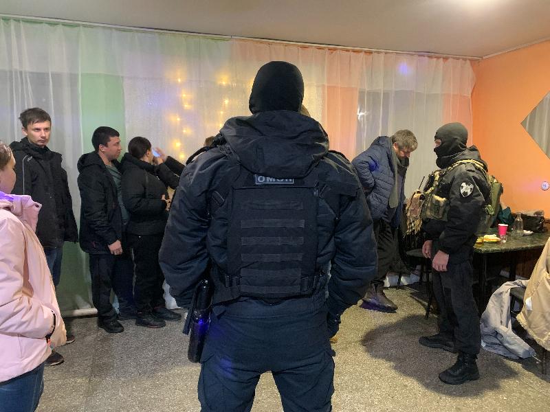 Первоуральские полицейские изъяли около 20 литров немаркированного алкоголя | В Первоуральске полиция провела рейд по улицам и барам