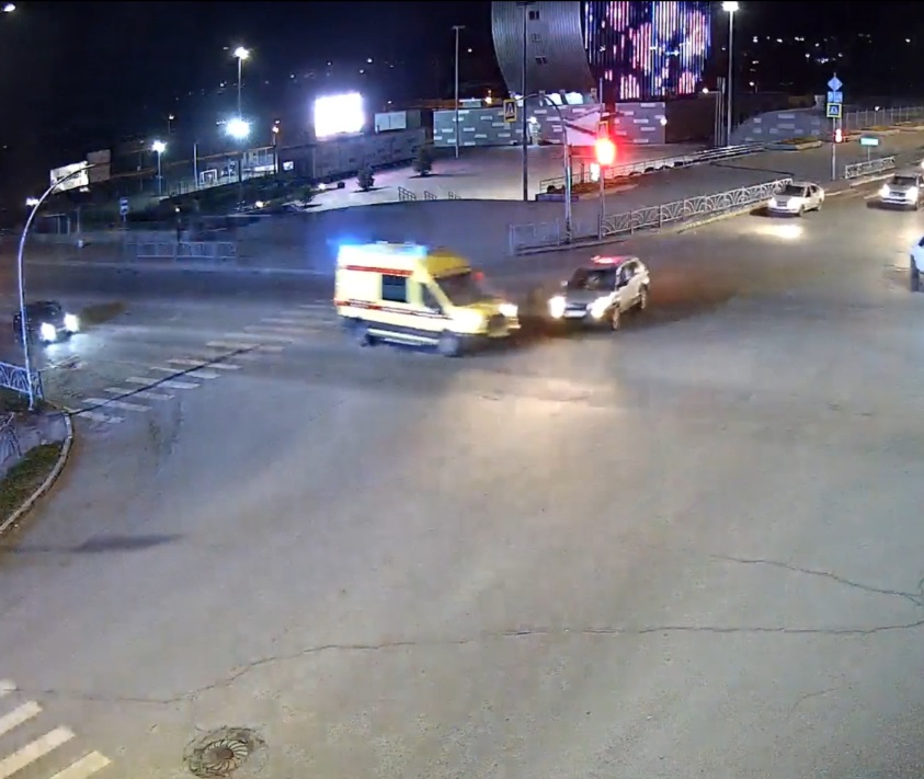 В Первоуральске Hyundai врезался в машину реанимации 