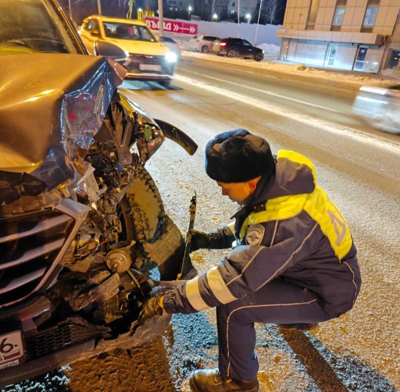 На Урале водитель LADA Granta спровоцировал массовое ДТП | В Екатеринбурге произошло массовое ДТП: столкнулись сразу четыре автомобиля