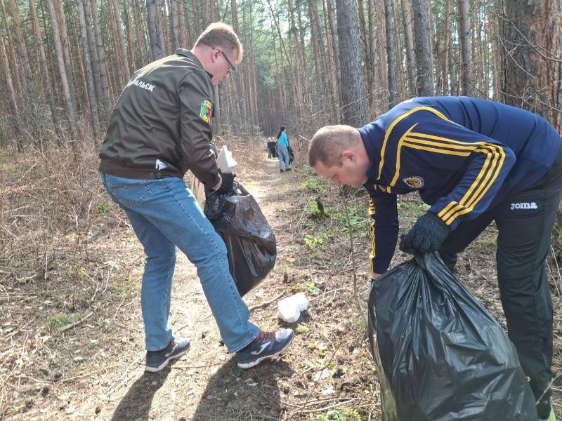 Первоуральск присоединился к Всероссийскому субботнику: горожане наводят порядок вместе с мэром | Жители Первоуральска вышли на Всероссийский субботник