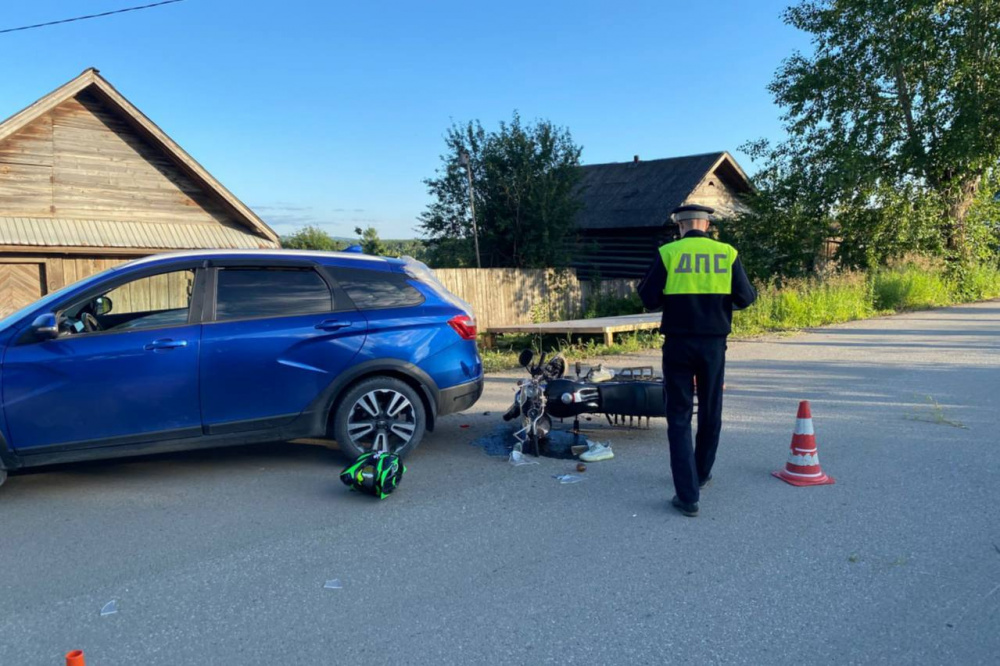 В поселке под Первоуральском в ДТП столкнулись водитель автомобиля и 15-летний подросток на мопеде | На Урале в ДТП попал 15-летний водитель мопеда без права управления транспортным средством 