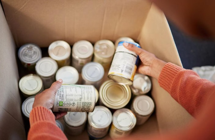 В Госдуме предложили передавать немаркированные продукты и одежду нуждающимся | В России хотят направить немаркированные товары на гуманитарные цели вместо утилизации