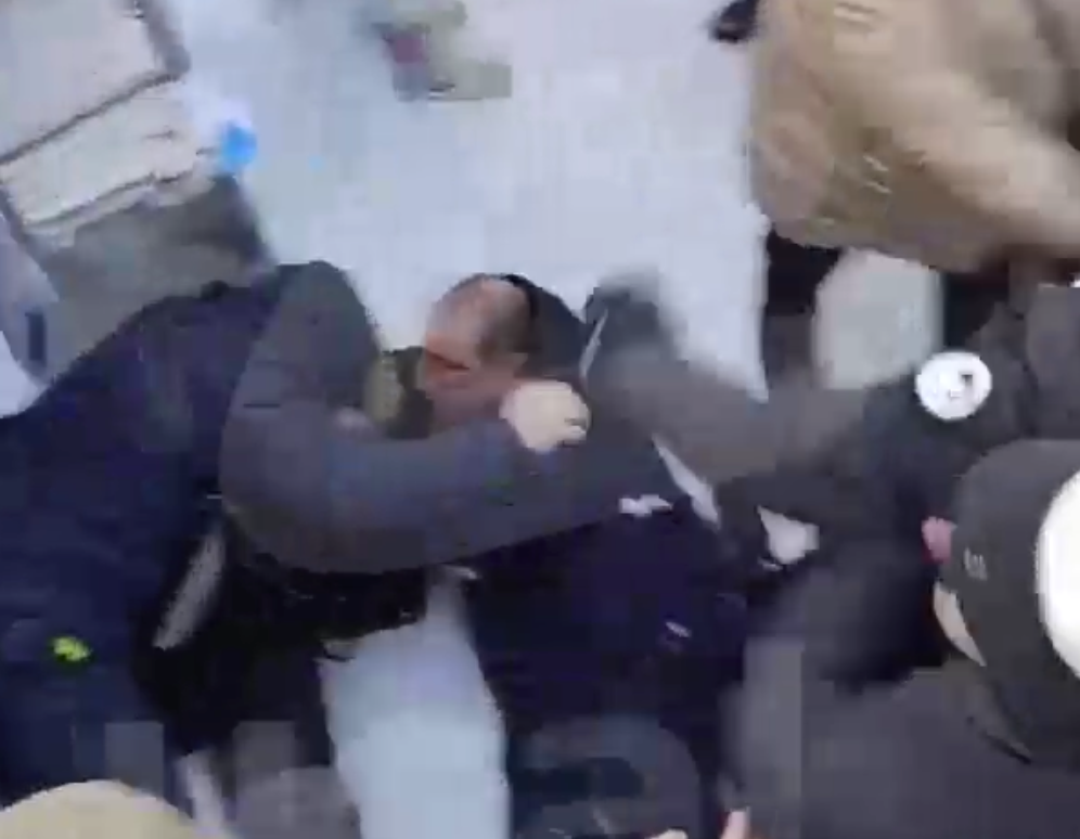 На Всероссийской спартакиаде в Златоусте — мужики сцепились из-за любимых команд по биатлону