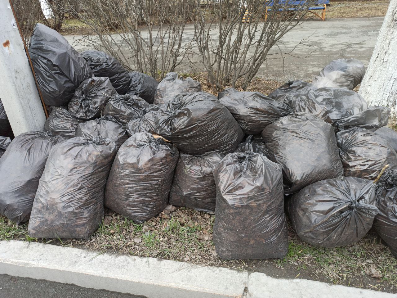 С улиц Первоуральска не могут вывезти последствия субботников