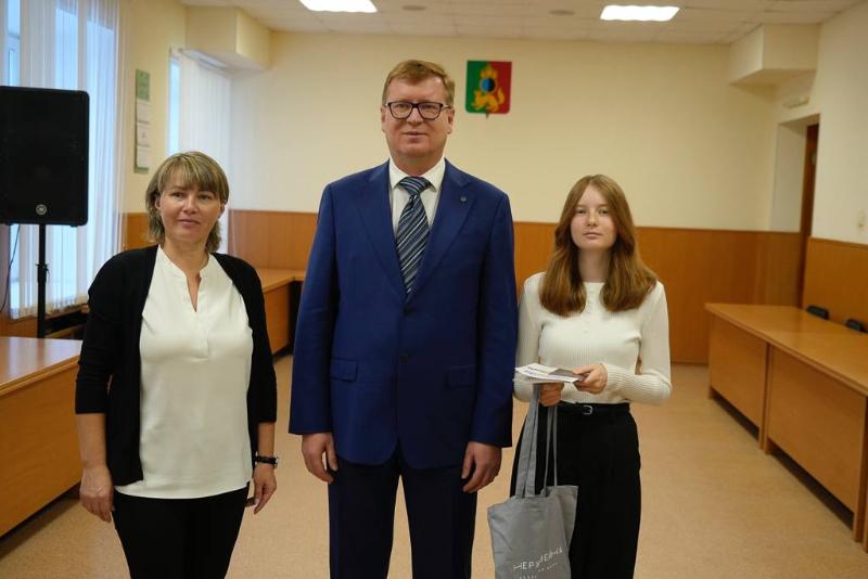 Юным первоуральцам торжественно вручили паспорта | В Первоуральске прошла церемония вручения паспортов