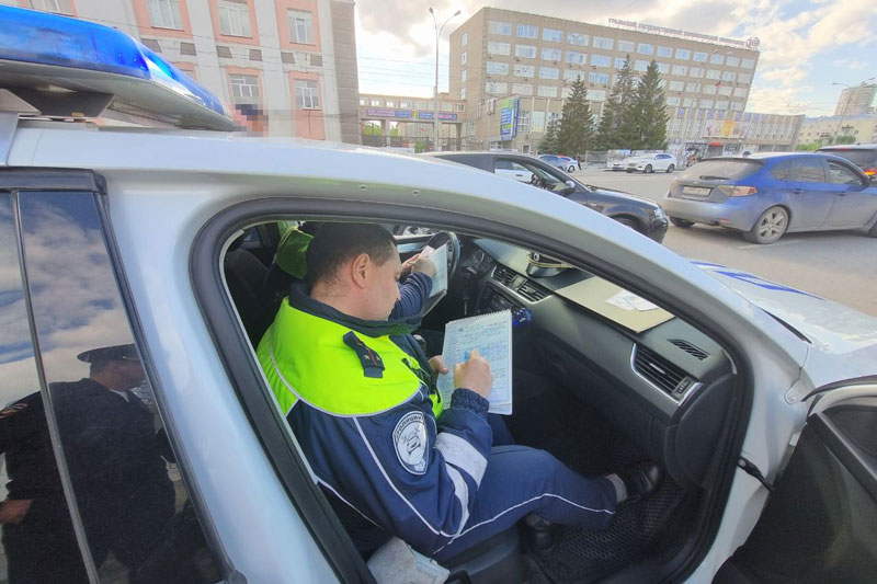 Автобус с рабочими съехал в кювет под Первоуральском: одна женщина пострадала при ДТП | Под Первоуральском автобус с рабочими съехал в кювет