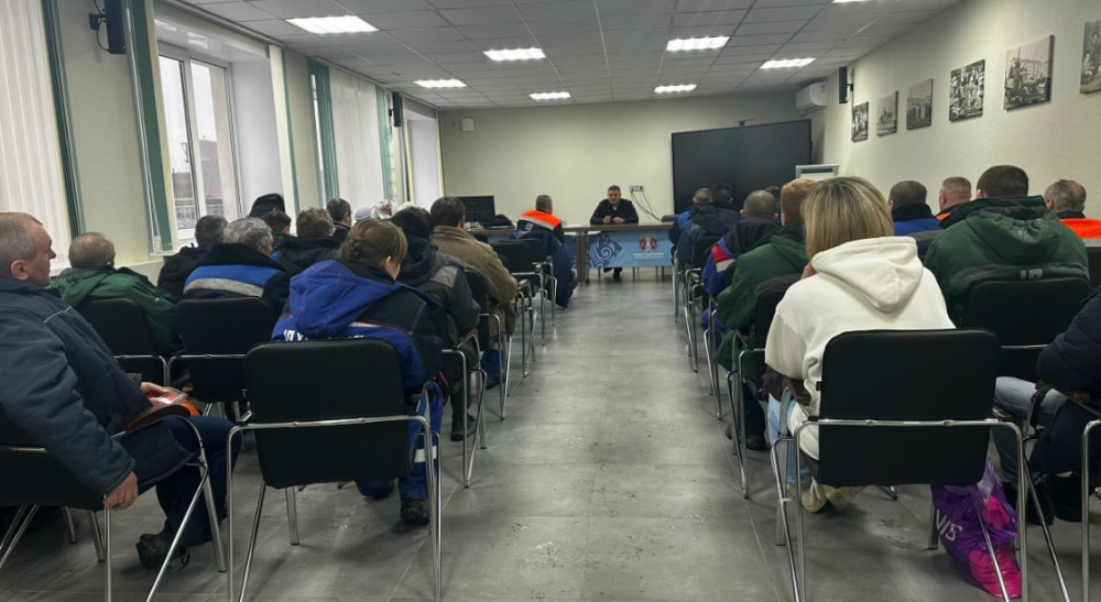 «Никогда не сообщайте коды из СМС»: как полиция Первоуральска учит коллективы завода «Хромпик» противостоять мошенникам | В Первоуральске полицейские учат работников заводов бороться с мошенниками