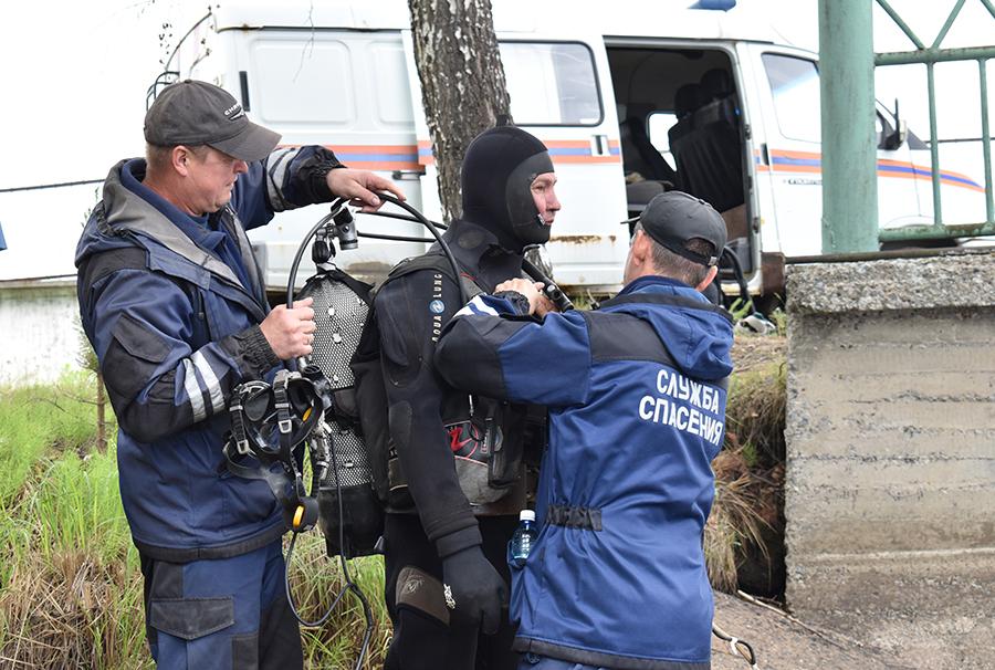Водолазы спасательной службы устраняют протечку в плотине на Верхне-Шайтанском пруду Водолазы спасательной службы устраняют протечку в плотине на Верхне-Шайтанском пруду
