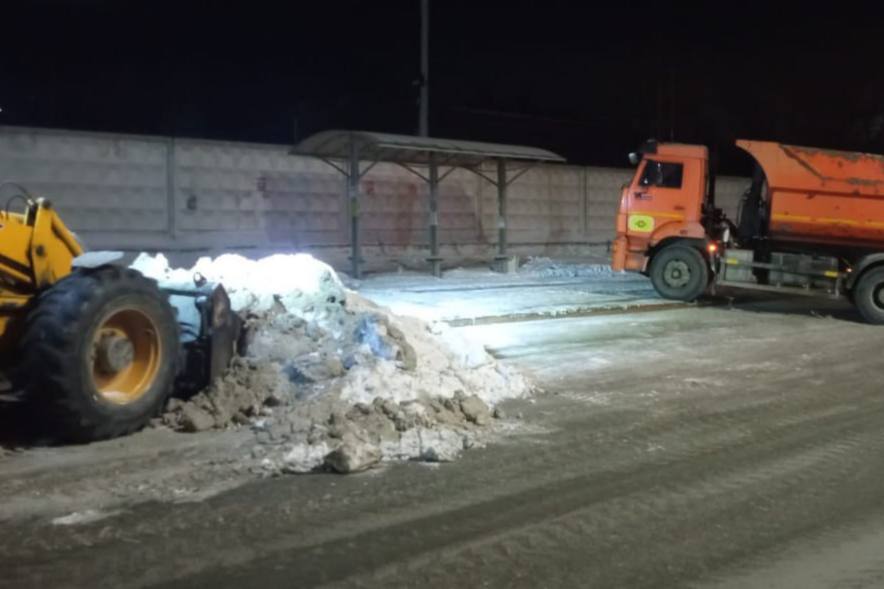 Специалисты расчистили снег на Московском шоссе в Первоуральске | На Урале специалисты расчищают автобусные остановки Специалисты расчистили снег на Московском шоссе в Первоуральске | На Урале специалисты расчищают автобусные остановки