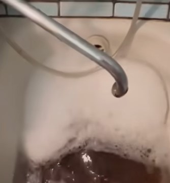 «Кабец, не хочешь помыться в такой воде?»: первоуральцы пожаловались на грязную воду | Жители Первоуральска пожаловались на черную воду в доме «Кабец, не хочешь помыться в такой воде?»: первоуральцы пожаловались на грязную воду | Жители Первоуральска пожаловались на черную воду в доме