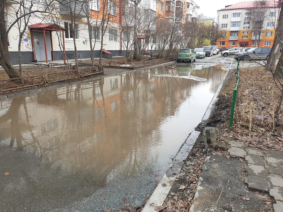 Первоуральцы удивились огромным лужам возле подъездов жилых домов