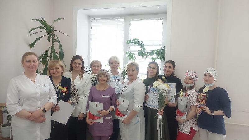 В Первоуральске поздравили сотрудниц больницы с Международным днем медсестры | Первоуральских медсестер поздравили с профессиональным праздником
