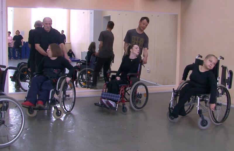 Первоуральские участники инклюзивного клуба «Поверь в себя» выступят на соревнованиях в Екатеринбурге  | Первоуральские танцоры на колясках покажут свое мастерство на региональных соревнованиях 