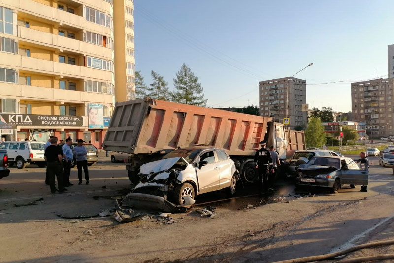 В Первоуральске грузовик протаранил восемь автомобилей. Видео В Первоуральске грузовик протаранил восемь автомобилей. Видео