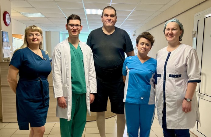 «Уже и не помнил, каково жить без боли»: врачи помогли встать на ноги ветерану Чеченской войны из Первоуральска | Свердловские медики провели уникальную операцию участнику Чеченской войны