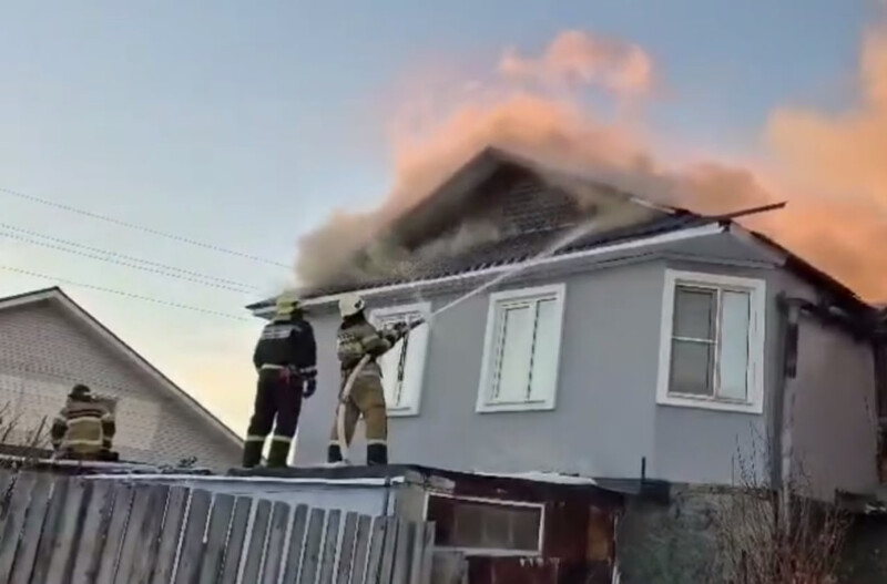 В Верхней Пышме пожарные потушили возгорание на площади 250 квадратных метров | Свердловские пожарные потушили два дома и баню в Верхней Пышме