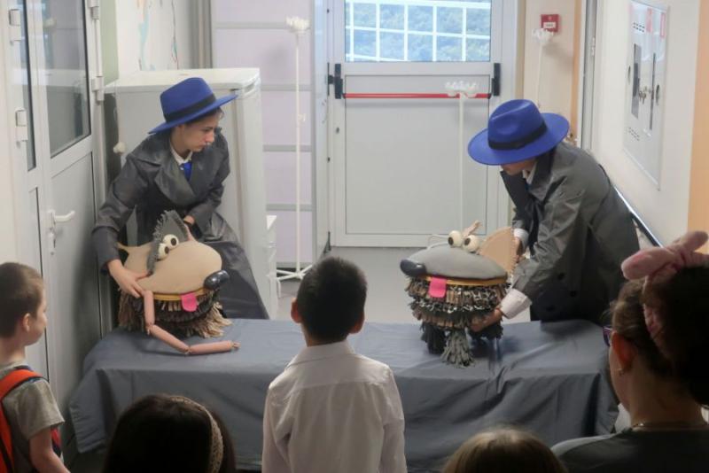 Студентки ЕГТИ провели тетрализованный квест для маленьких пациентов областной больницы | Маленьким пациентам СОКБ № 1 показали спектакль студенты театрального института