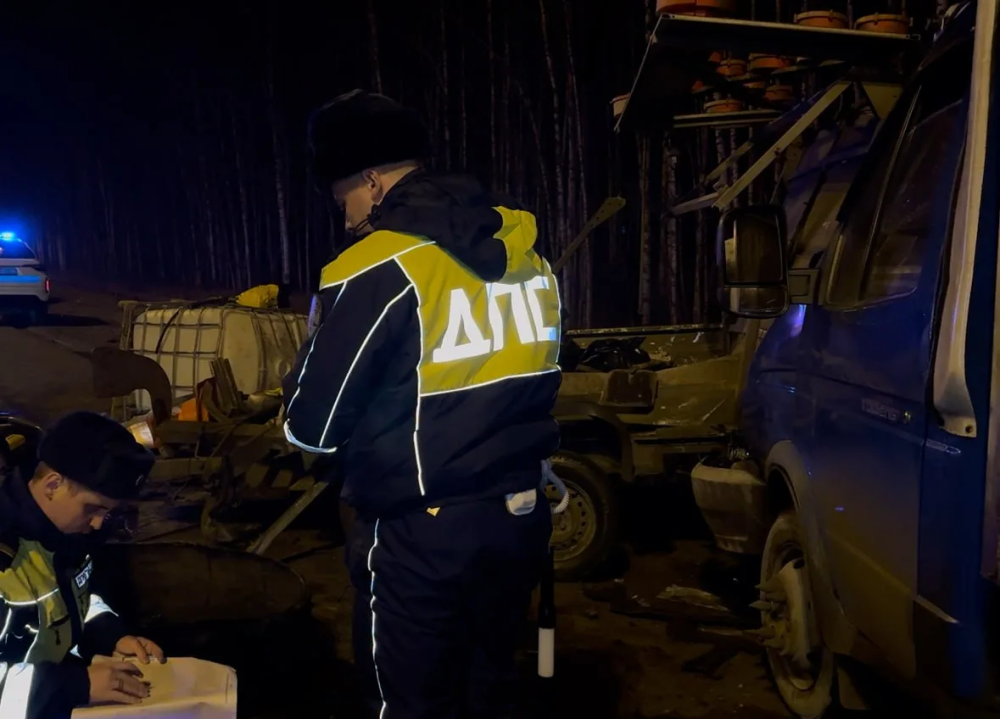 Засмотрелся в зеркало и влетел: трое рабочих пострадали в ДТП | Госавтоинспекция устанавливает обстоятельства ДТП с тремя пострадавшими Засмотрелся в зеркало и влетел: трое рабочих пострадали в ДТП | Госавтоинспекция устанавливает обстоятельства ДТП с тремя пострадавшими