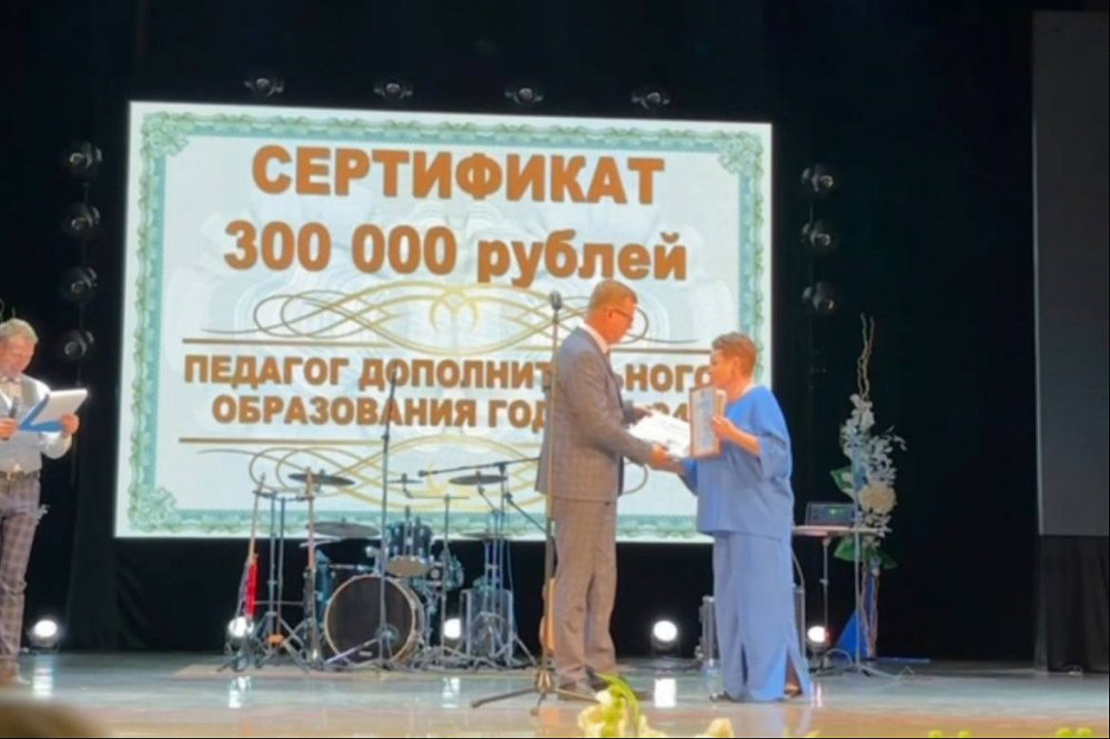 В Первоуральске состоялось праздничное мероприятие в честь Дня учителя | На Урале педагогов поздравляют с профессиональным праздником