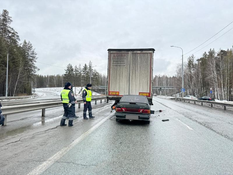 На трассе М-5 «Урал» временно ограничено движение из-за ДТП | Из-за аварии на трассе М-5 «Урал» ограничили движение