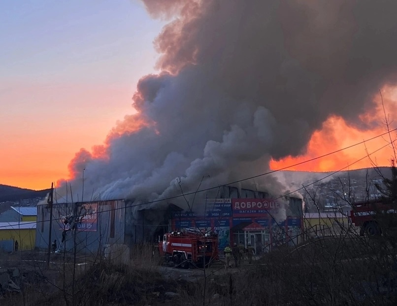В Первоуральске сгорел магазин «Доброцен» В Первоуральске сгорел магазин «Доброцен»