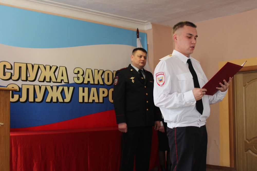 В Первоуральске молодые специалисты приняли Присягу сотрудника органов внутренних дел | На Урале 5 новобранцев приняли Присягу сотрудника органов внутренних дел