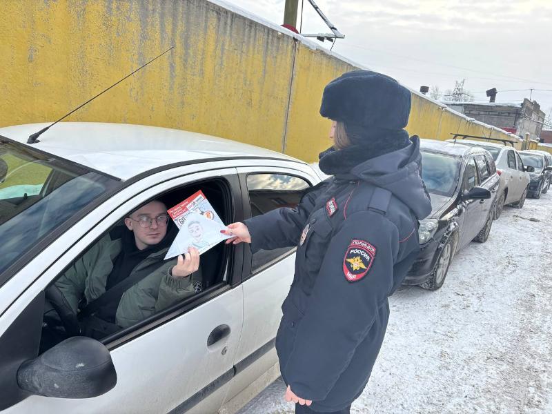 Первоуральские сотрудники ГАИ раздали водителям памятки о соблюдении ПДД | В Первоуральске прошла акция «Письмо водителю»