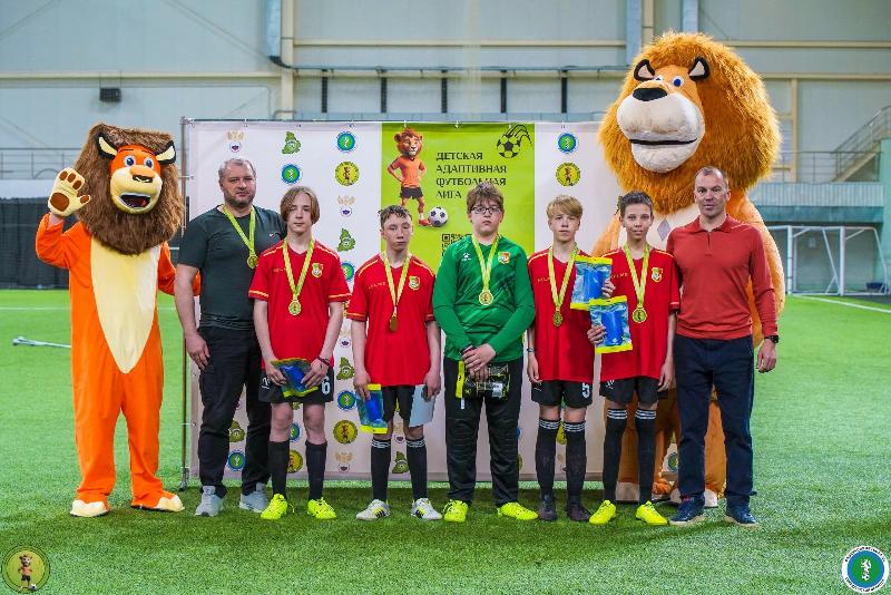 «Особенные футболисты» из Первоуральска победили в финальном этапе соревнований  | Первоуральские футболисты с ОВЗ одержали победу в финале турнира  