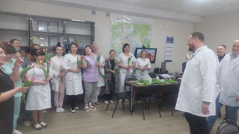 Первоуральская больница отметила 8 Марта торжественными поздравлениями и подарками | В Первоуральске поздравили врачей с 8 Марта Первоуральская больница отметила 8 Марта торжественными поздравлениями и подарками | В Первоуральске поздравили врачей с 8 Марта
