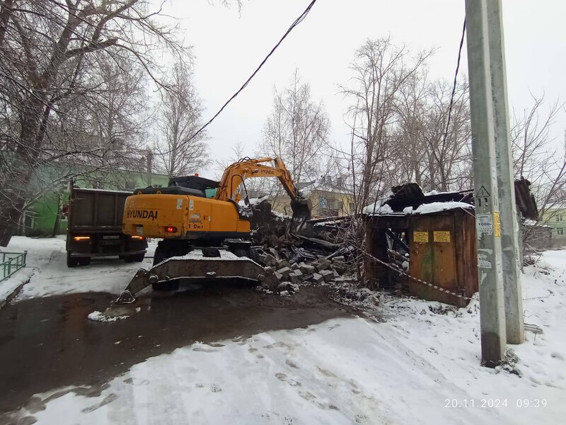 В Первоуральске снесли старые хозяйственные постройки | Первоуральские дворы очищают от старых построек