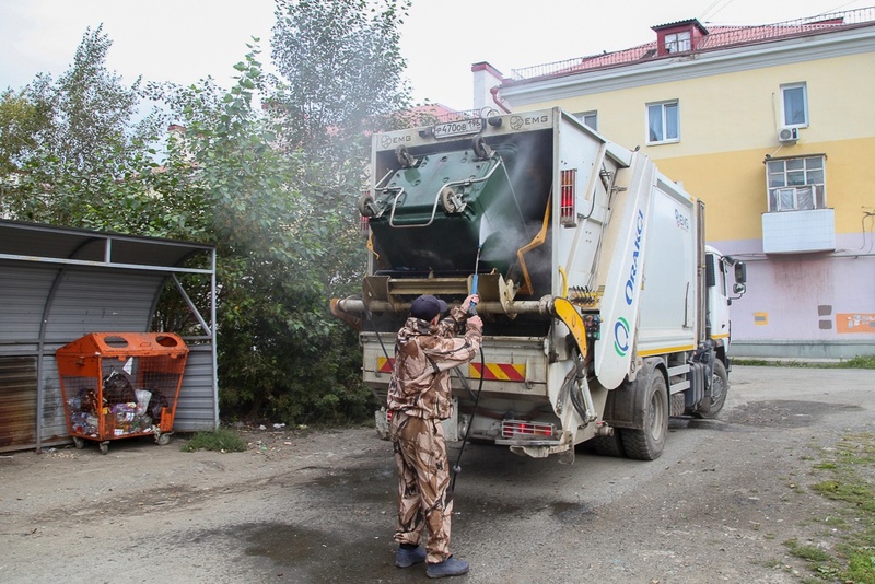 В Первоуральске продолжаются работы по дезинфекции контейнеров | В Свердловской области продолжают очищать контейнеры