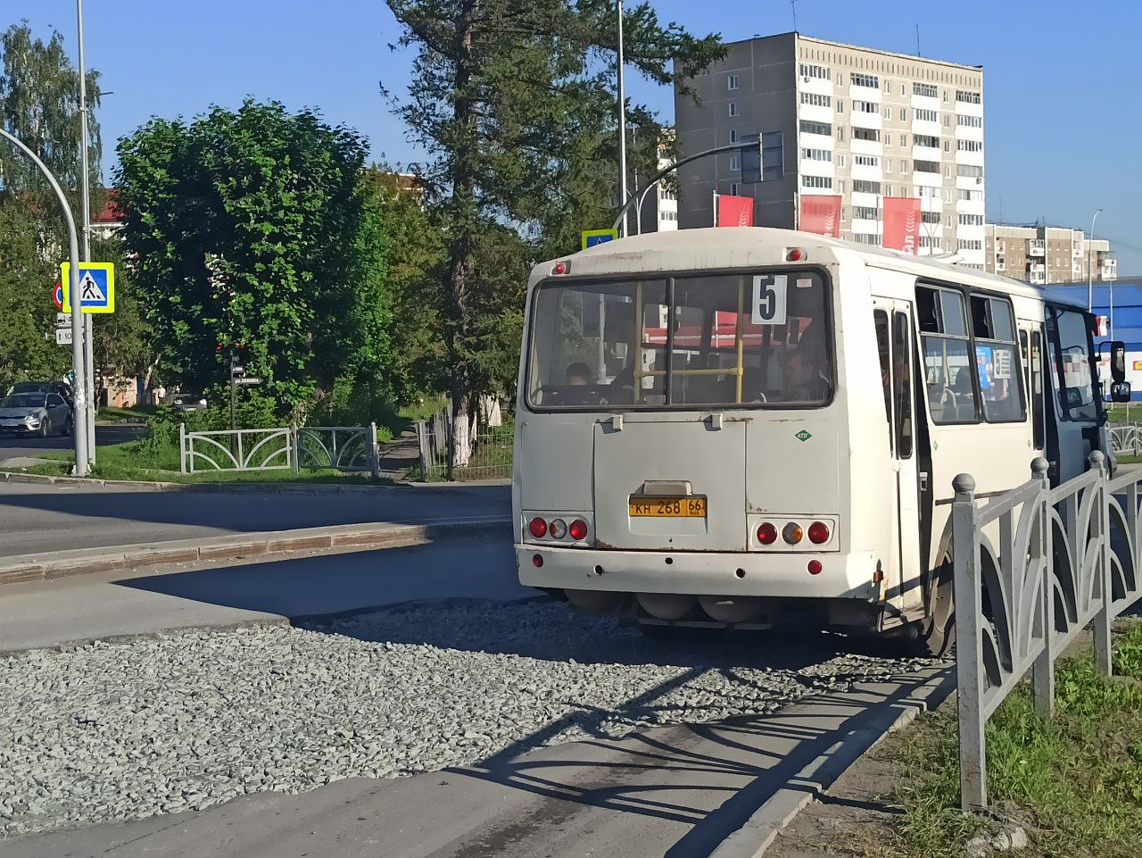 В Первоуральске на оживлённой дороге пока не уложили асфальт после раскопок 