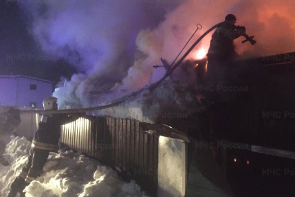 Ночью в крупном пожаре под Первоуральском сгорел жилой дом и легковушка Ночью в крупном пожаре под Первоуральском сгорел жилой дом и легковушка