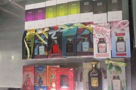 Свердловские таможенники остановили челябинца, перевозившего 36 килограммов духов «для родственников» | На Урале таможенники обнаружили у мужчины 56 флаконов духов «для родственников»