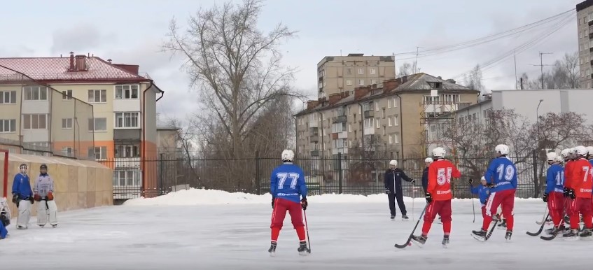 Хоккеисты Первоуральска впервые сыграли на искусственном катке | В Первоуральске возвели искусственный каток