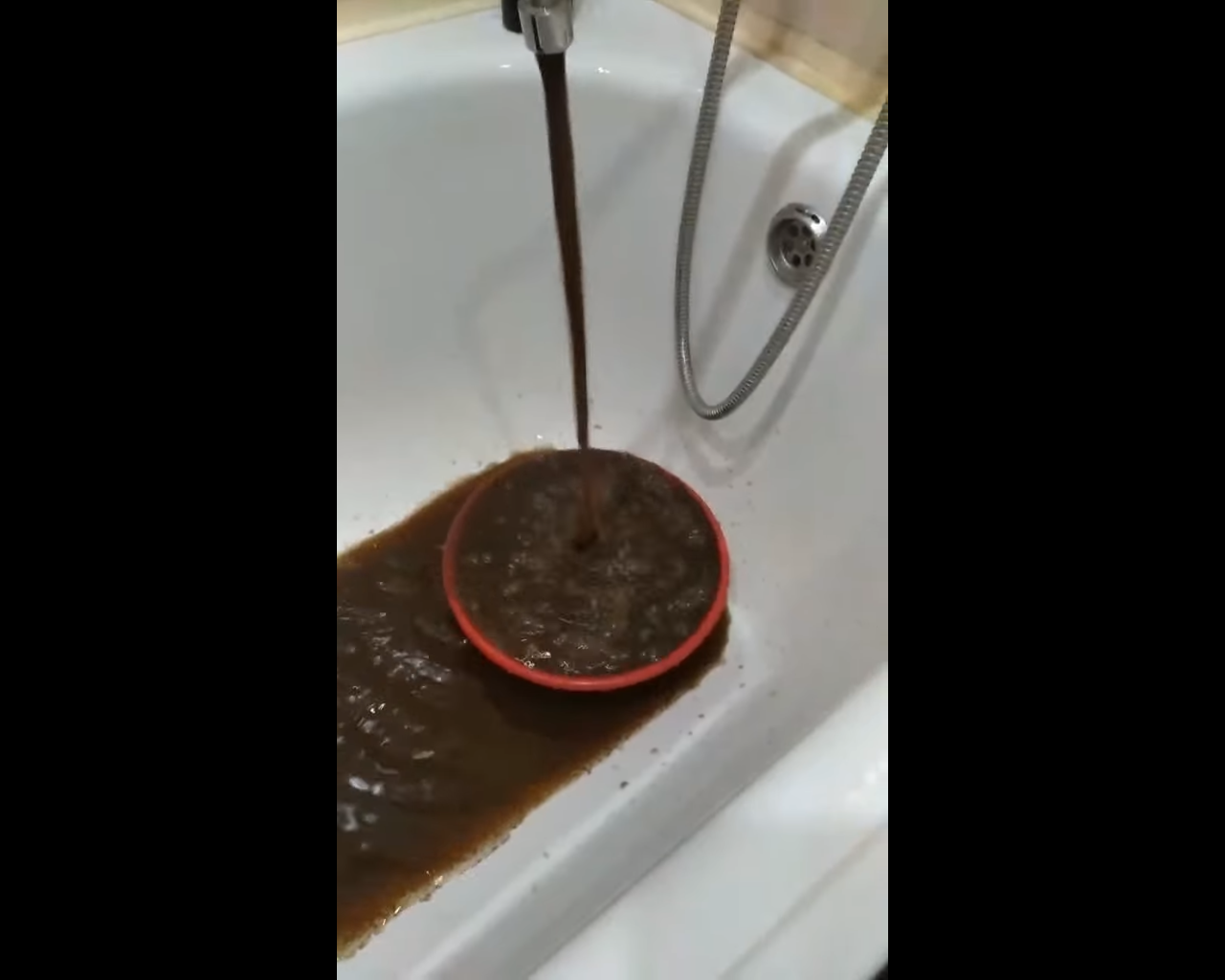 Жительница Богдановича пожаловалась на грязную воду в Первоуральске