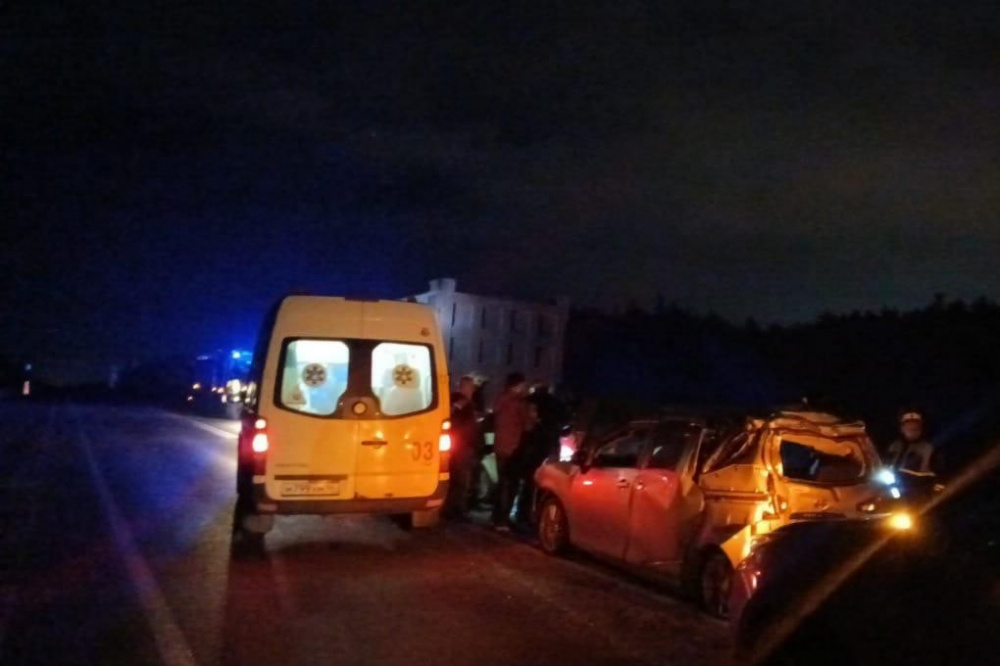 В Свердловской области водитель на Mercedes стал причиной ДТП: среди пострадавших есть дети | Под Екатеринбургом Mercedes столкнулся со встречными автомобилями