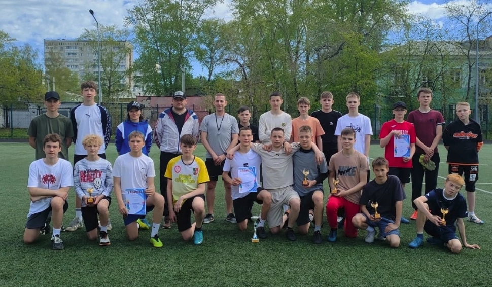 Талантливая молодежь Первоуральска: лучшие футболисты дворовых клубов соревнуются на стадионе школы №2 | Талантливая молодежь Первоуральска: лучшие футболисты дворовых клубов соревнуются на стадионе школы №2