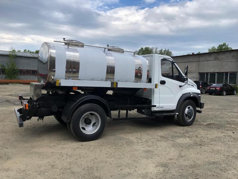 Первоуральцев будут обеспечивать качественной водой: в город завезли новую автоцистерну | Первоуральск обновил парк спецтехники новой автоцистерной  