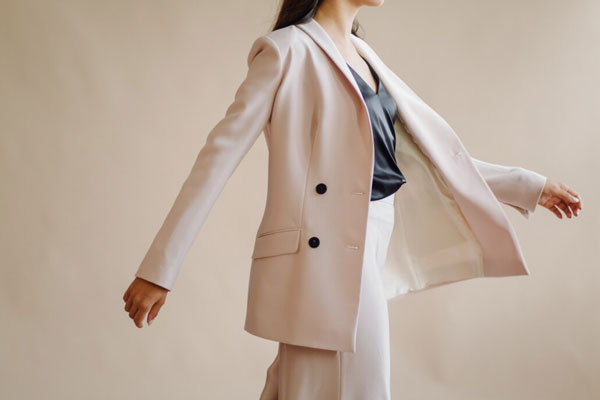 Оверсайз уходит в прошлое: стилисты назвали главные тренды весны 2026 — приталенный силуэт и сверкающие фактуры Оверсайз уходит в прошлое: стилисты назвали главные тренды весны 2026 — приталенный силуэт и сверкающие фактуры