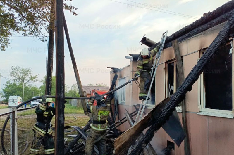 В посёлке под Первоуральском в пожаре погибли три человека, в том числе двое детей | На Урале в крупном пожаре погибли три человека В посёлке под Первоуральском в пожаре погибли три человека, в том числе двое детей | На Урале в крупном пожаре погибли три человека