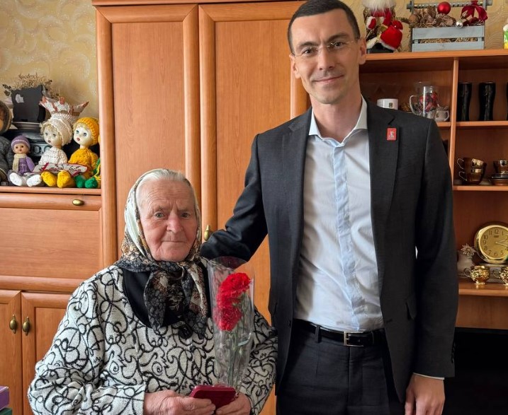 Депутат Первоуральска Дмитрий Хаймин вручил медаль ветерану Глафире Чирковой  | В Первоуральске вручили медаль 93-летней труженнице тыла